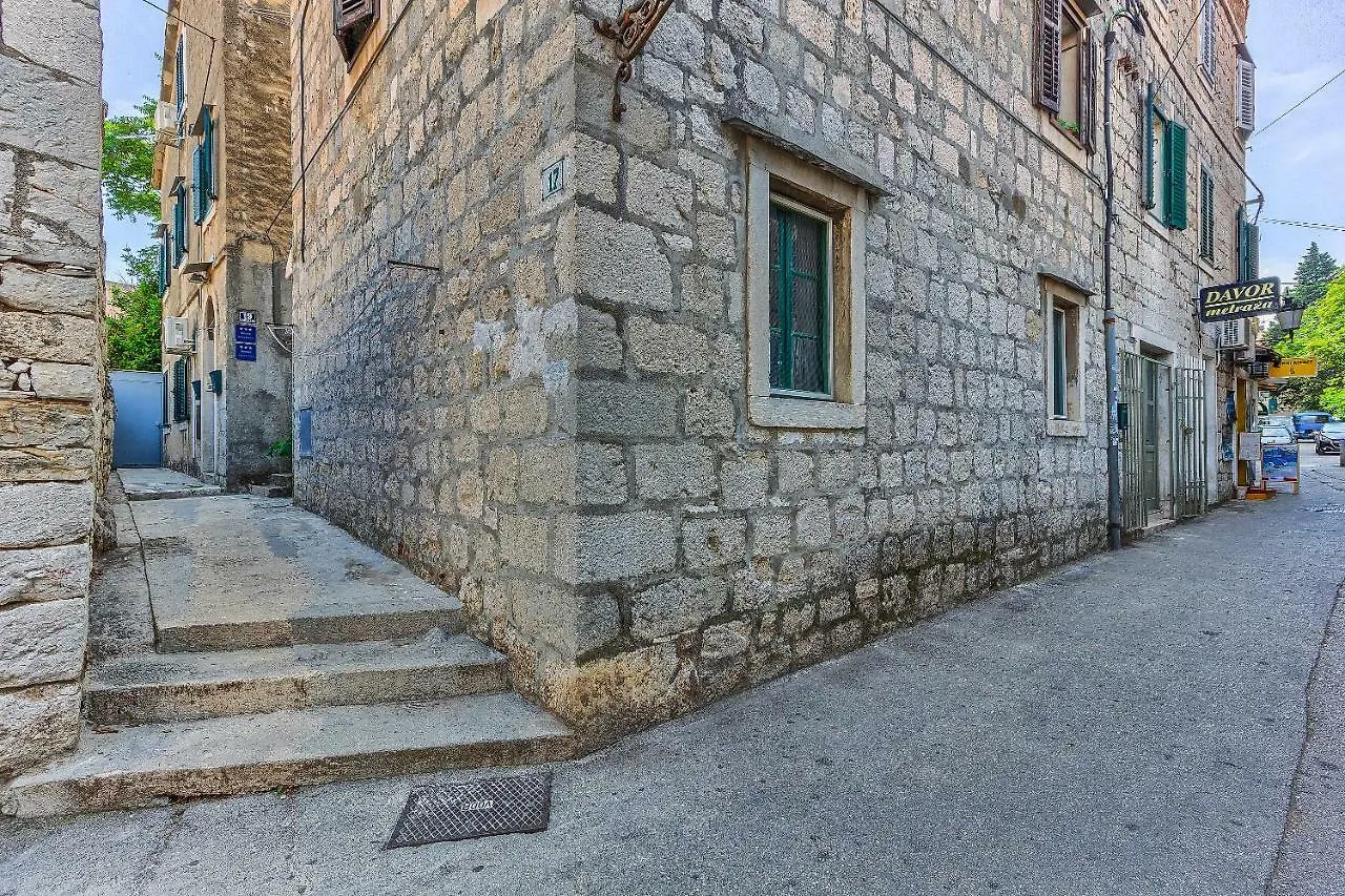 Studio Apartment With Balcony Split